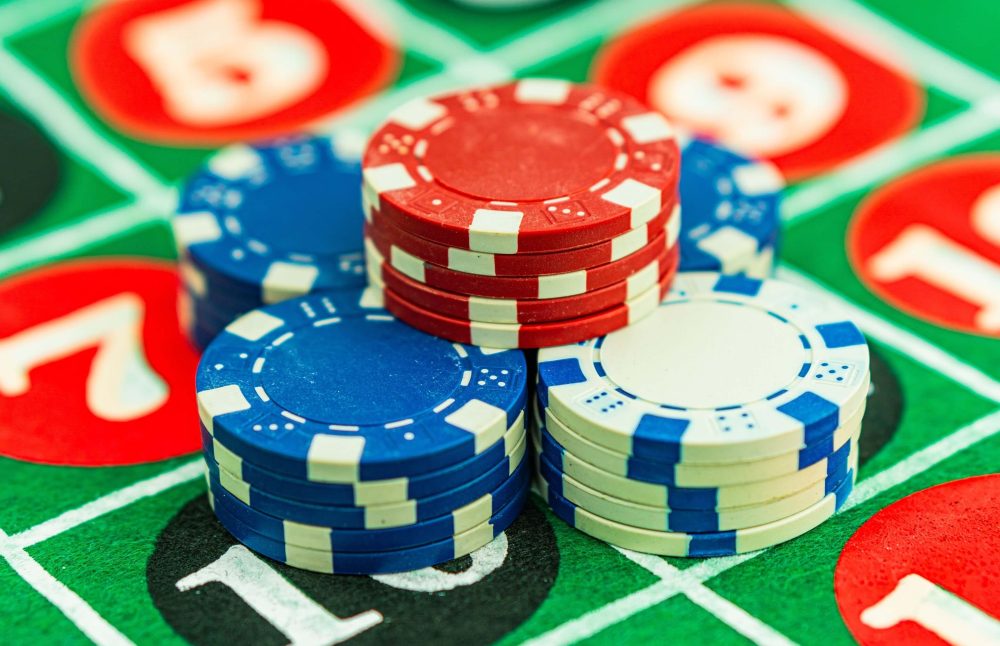Spelbrickor ligger på ett casinobord.