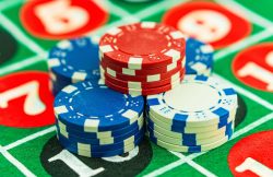 Spelbrickor ligger på ett casinobord.